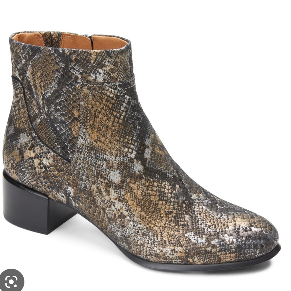 Vionic. Kamryn Animal Print Booties.  Ankle boots. Zip.Orthaheel,Arch support.
